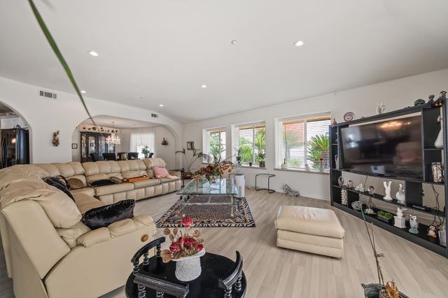 4924 N Arthur Avenue, Fresno, CA 93705