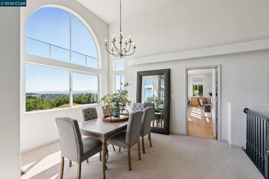 Image 7 of property listing at 905 Dana Highlands Ct, Lafayette, CA 94549