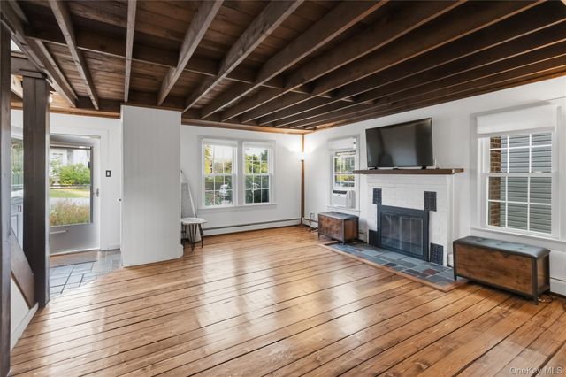 11 Bay Street, Bayville, NY 11709