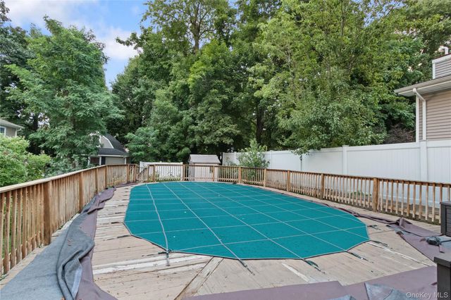 11 Bay Street, Bayville, NY 11709