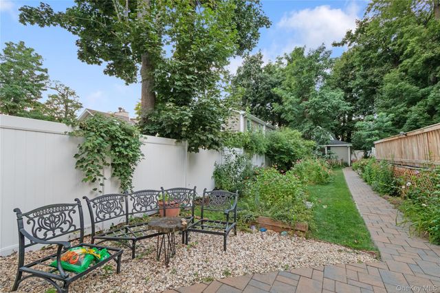 11 Bay Street, Bayville, NY 11709