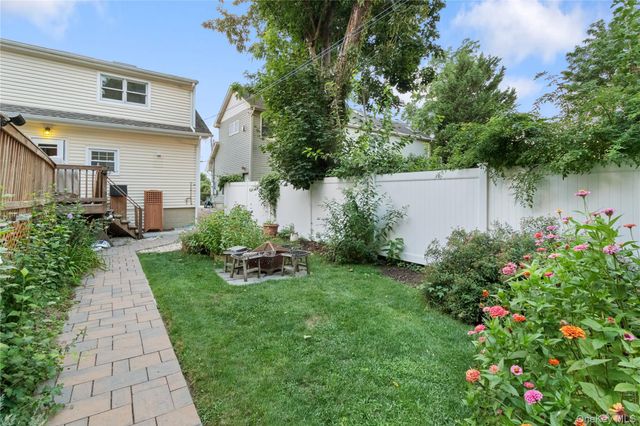 11 Bay Street, Bayville, NY 11709