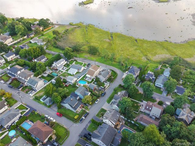 11 Bay Street, Bayville, NY 11709