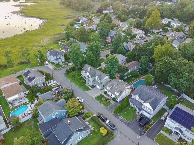 11 Bay Street, Bayville, NY 11709