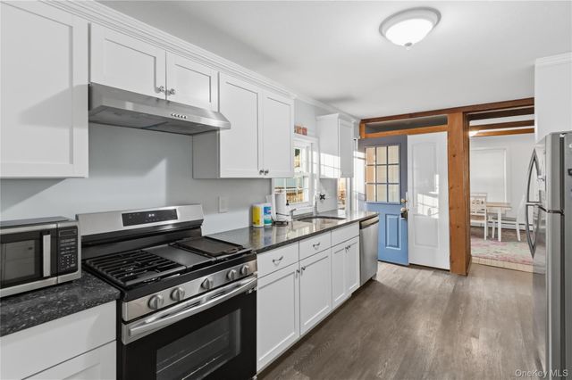 11 Bay Street, Bayville, NY 11709