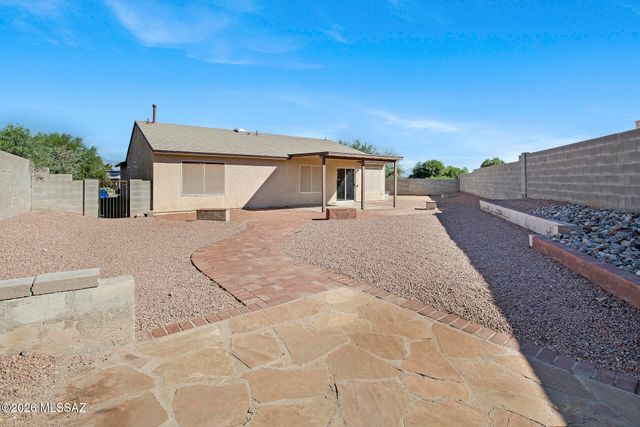 8892 E Apache Well Place, Tucson, AZ 85730