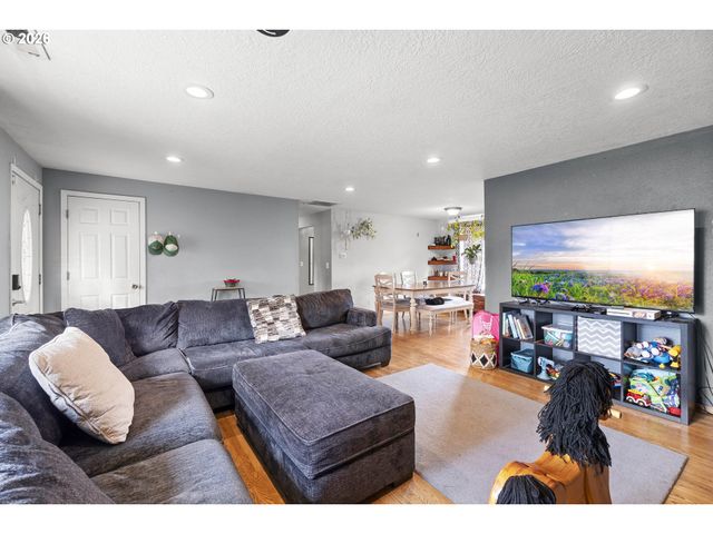 52052 Se 3RD Pl, Scappoose, OR 97056