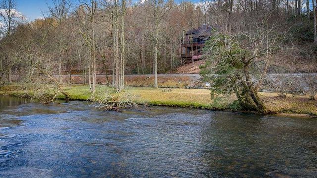 76 Fish Trap Road, Blue Ridge, GA 30513