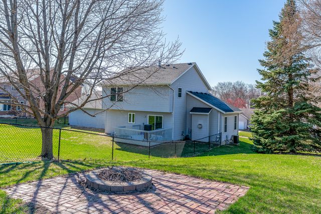 76 Parkview Drive, Eldridge, IA 52748