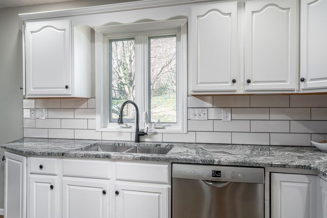 76 Parkview Drive, Eldridge, IA 52748