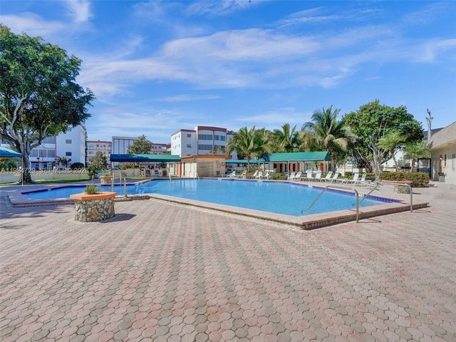 3940 NW 42nd Ave 320, Lauderdale Lakes, FL 33319