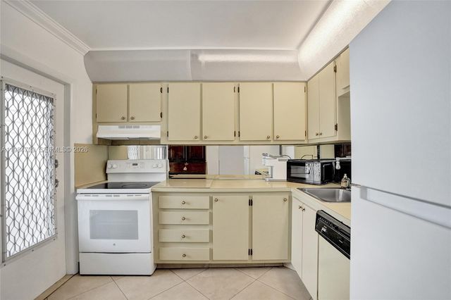 3940 NW 42nd Ave 320, Lauderdale Lakes, FL 33319