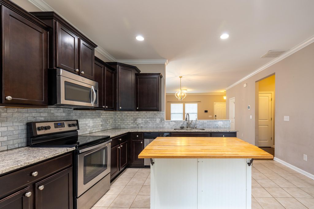 Image 17 of property listing at 106 Scotland Drive, Summerville, SC 29483