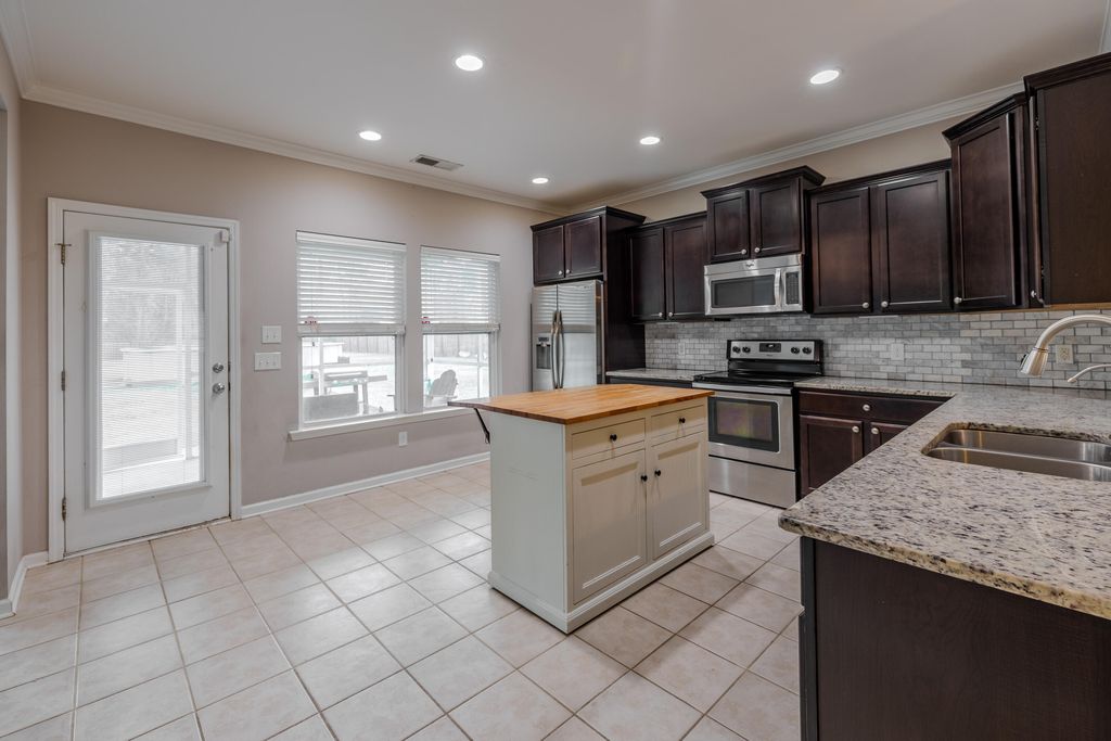 Image 2 of property listing at 106 Scotland Drive, Summerville, SC 29483