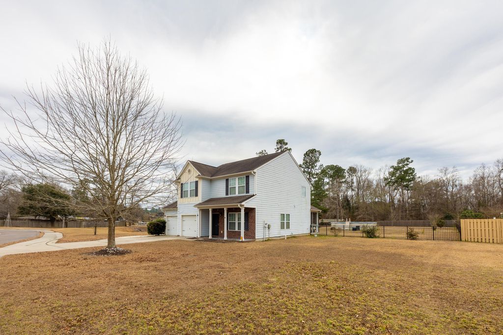 Image 5 of property listing at 106 Scotland Drive, Summerville, SC 29483