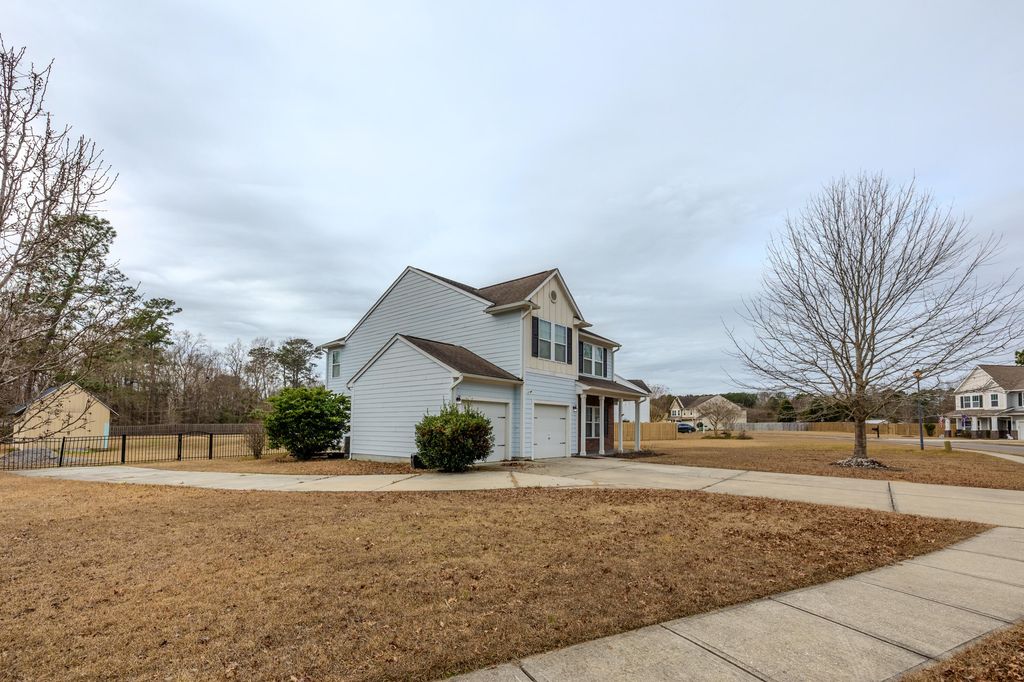 Image 7 of property listing at 106 Scotland Drive, Summerville, SC 29483