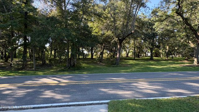 10158 E Shorecrest Road, Biloxi, MS 39532