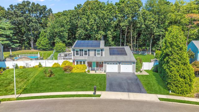 12 Yellowstone Lane, Howell, NJ 07731
