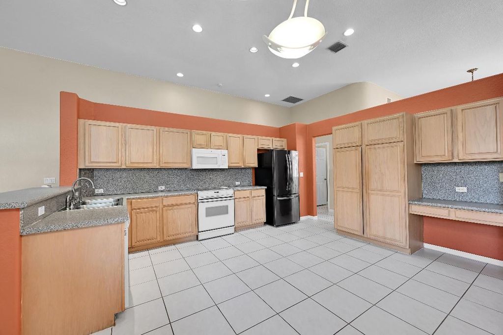 Image 14 of property listing at 5941 NW 99th Avenue, Parkland, FL 33076