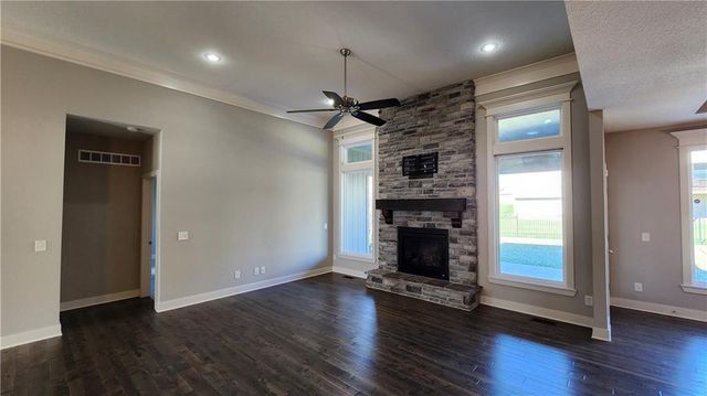 8140 NW 90th Street, Kansas City, MO 64153