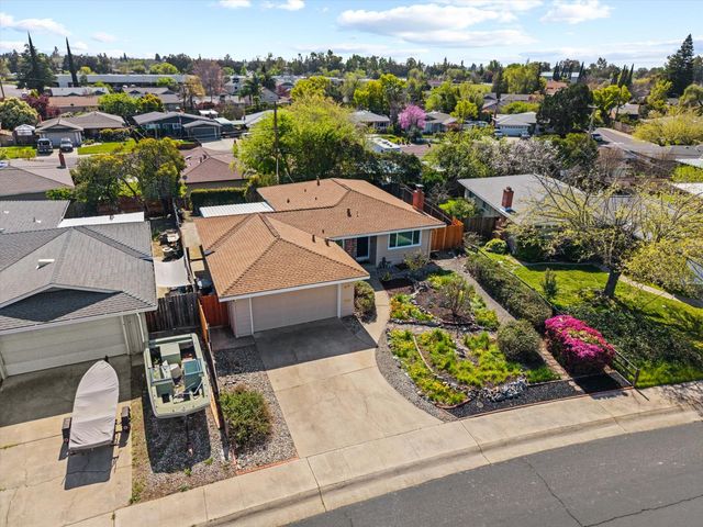 215 Ardmore Ave, Roseville, CA 95678