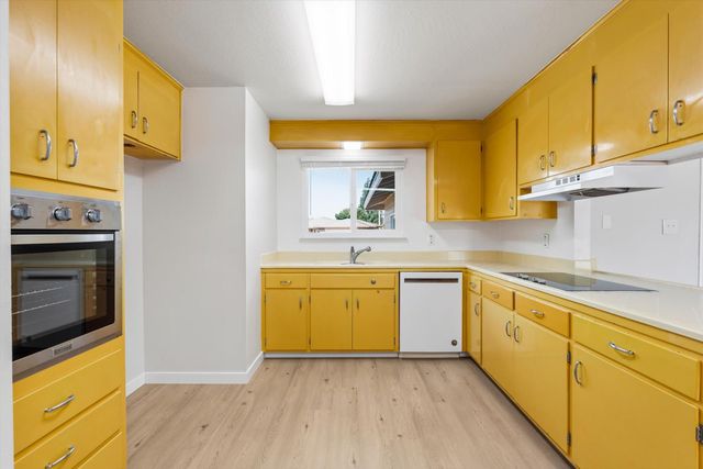 215 Ardmore Ave, Roseville, CA 95678