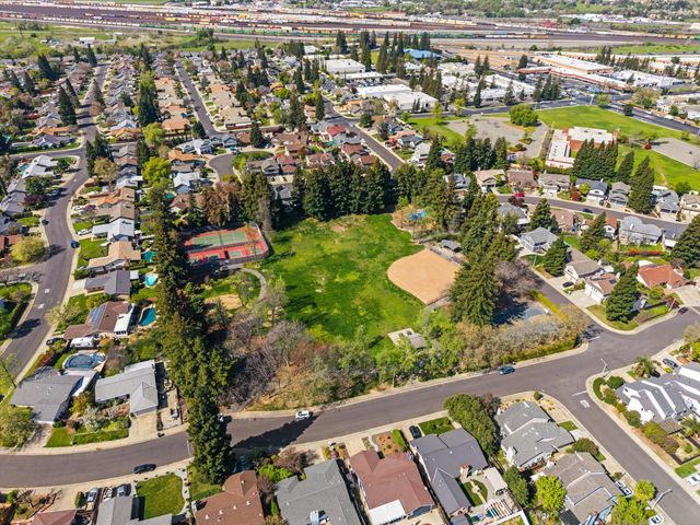 215 Ardmore Ave, Roseville, CA 95678