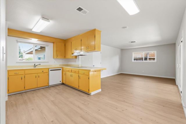 215 Ardmore Ave, Roseville, CA 95678