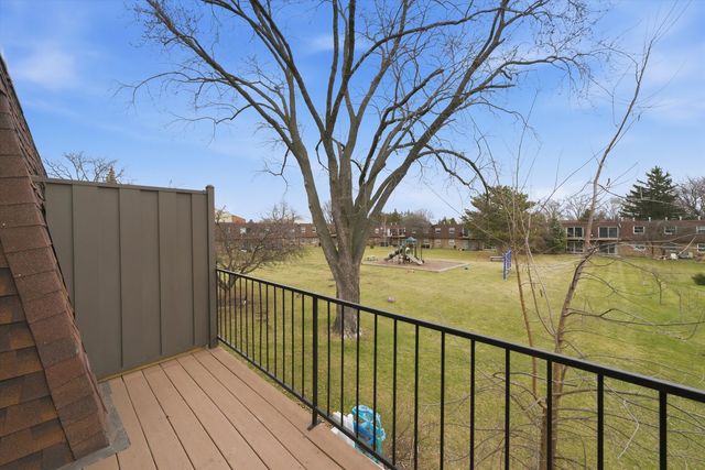 645 Grove Drive 202, Buffalo Grove, IL 60089