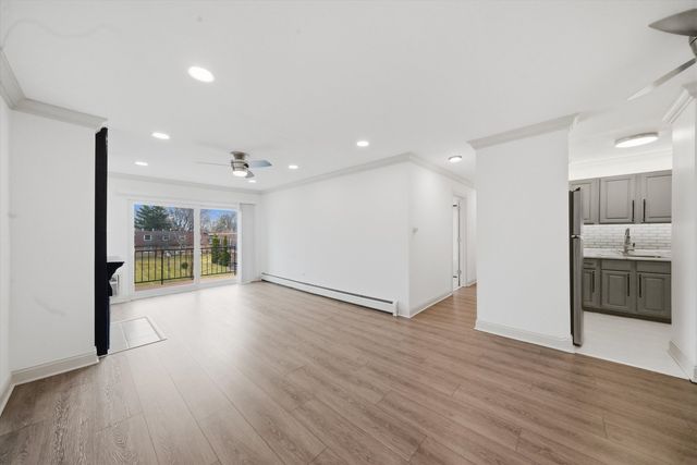 645 Grove Drive 202, Buffalo Grove, IL 60089