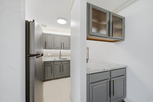 645 Grove Drive 202, Buffalo Grove, IL 60089