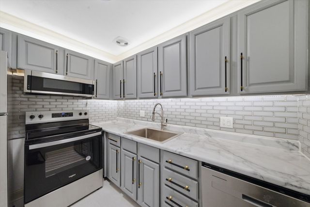 645 Grove Drive 202, Buffalo Grove, IL 60089