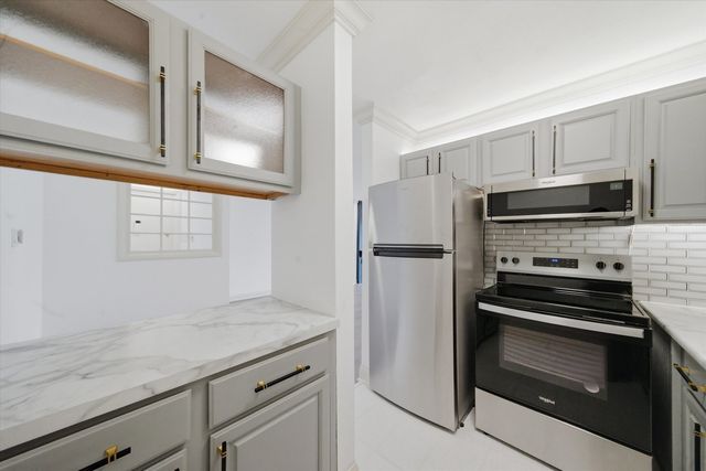 645 Grove Drive 202, Buffalo Grove, IL 60089