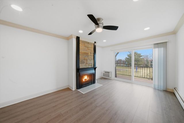 645 Grove Drive 202, Buffalo Grove, IL 60089