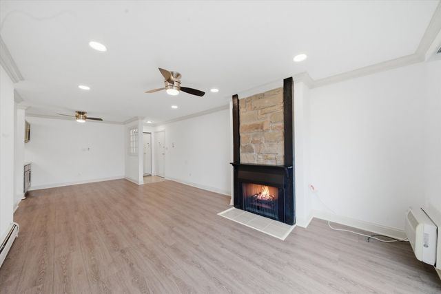 645 Grove Drive 202, Buffalo Grove, IL 60089