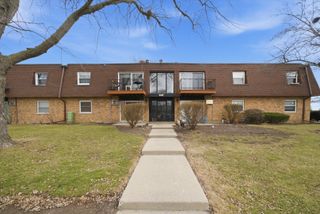 645 Grove Drive 202, Buffalo Grove, IL 60089