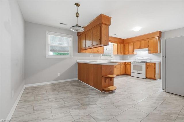 212 Hallbridge DR, Chesapeake, VA 23322