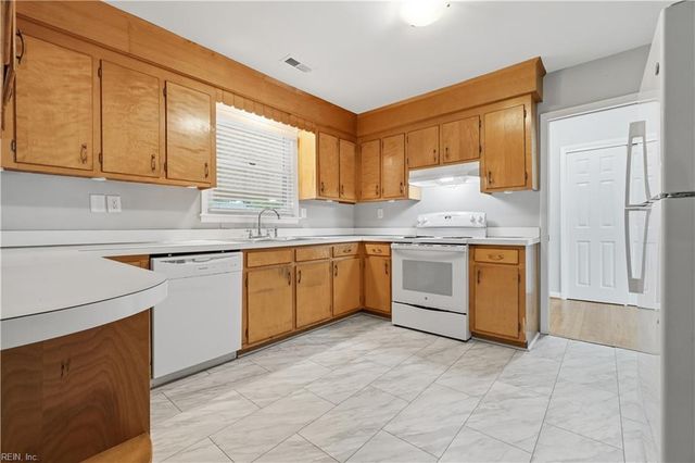 212 Hallbridge DR, Chesapeake, VA 23322
