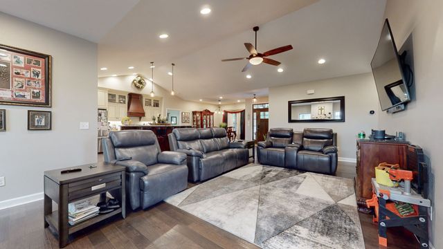 1318 Old Seminary Rd, Manchester, TN 37355