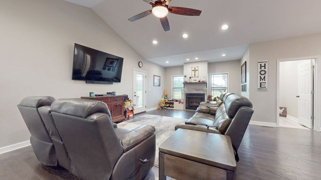 1318 Old Seminary Rd, Manchester, TN 37355