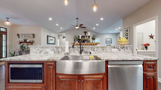 1318 Old Seminary Rd, Manchester, TN 37355