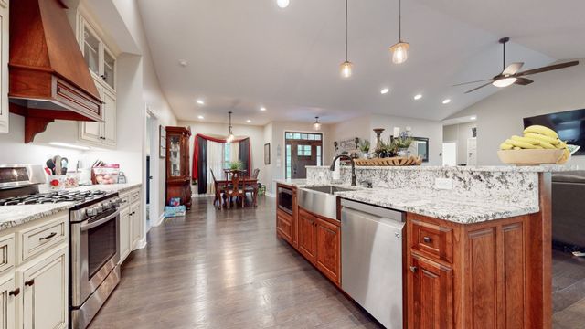 1318 Old Seminary Rd, Manchester, TN 37355