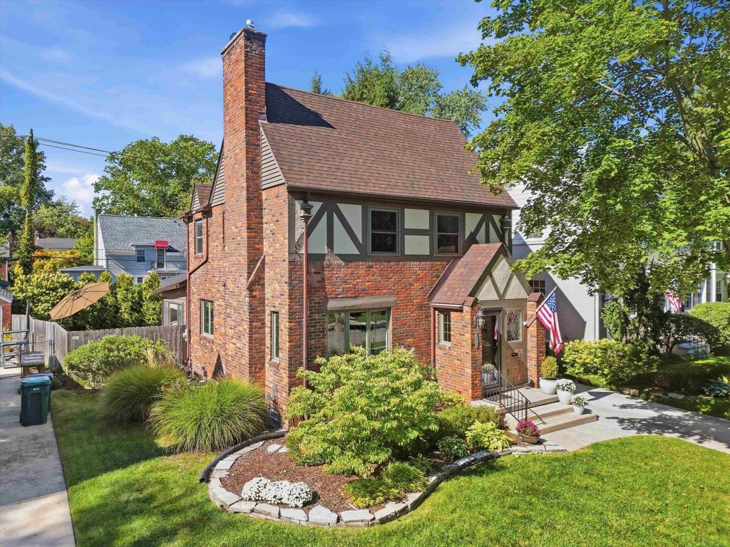 1259 Grayton, Grosse Pointe Park, MI 48230