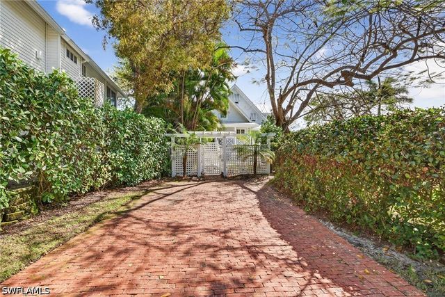 660 8th AVE S, Naples, FL 34102