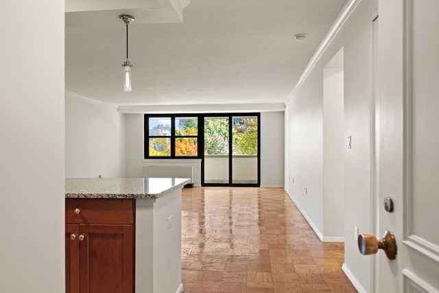 2 Hawthorne Place 5H, Boston, MA 02114