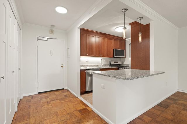 2 Hawthorne Place 5H, Boston, MA 02114