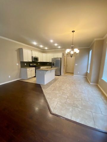 1087 N Leverett Avenue, Fayetteville, AR 72701