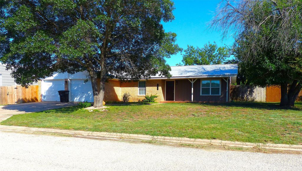 111 Bruce, Brady, TX 76825