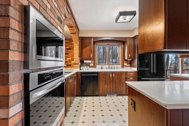 11 BREYERWOOD COURT, Hortonville, WI 54944