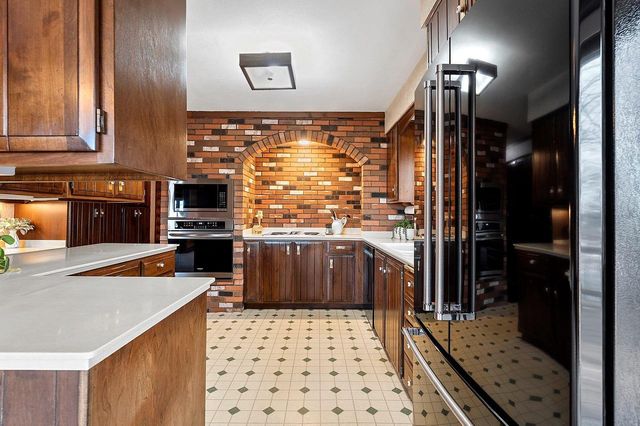 11 BREYERWOOD COURT, Hortonville, WI 54944